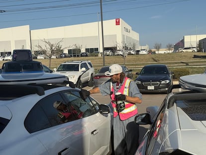 Un operario limpia un coche autónomo de Waymo en un almacén que tiene Uber y gestiona la empresa española Avomo en Austin, frente a un taller de Tesla.