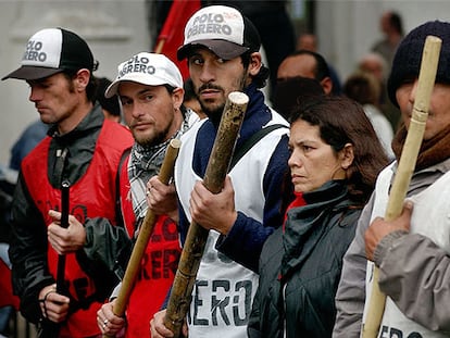 Un piquete blandiendo garrotes y barras se dirige hacia la Legislatura de la ciudad de Buenos Aires el 22 de julio de 2004 para manifestarse contra una ley local.
