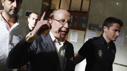 El empresario Jose Mar&iacute;a Ruiz Mateos, escoltado por la polic&iacute;a a su llegada a los juzgados de Palma en 2012