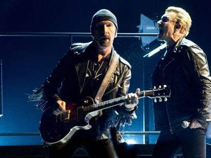 The Edge y Bono durante uno de los conciertos en el Palau Sant Jordi de Barcelona. 