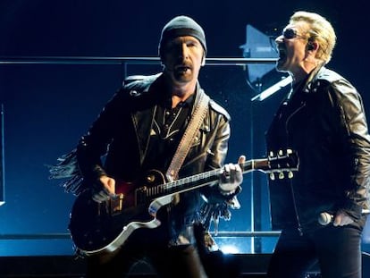 The Edge y Bono durante uno de los conciertos en el Palau Sant Jordi de Barcelona. 