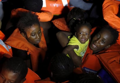 CRI06 MAR MEDITERRÁNEO 20/10/2016.- Fotografía cedida hoy, 20 de octubre de 2016, por la Crus Roja Italiana (CRI), que muestra una operación de rescate de inmigrantes en el Mar Mediterráneo. Equipos de la Cruz Roja Italiana y del Malta Migrants Offshore Aid Station (MOAS) anunciaron el salvamento de 434 personas en tres operaciones diferentes, embarcados en el buque "Responder", una de las dos emabrcaciones con las que trabajan en conjunto las equipos CRI/MOAS. EFE/Italian Red Cross/Yara Nardi/Han FOTOGRAFÍA CEDIDA/ SOLO USO EDITORIAL/ NO VENTAS