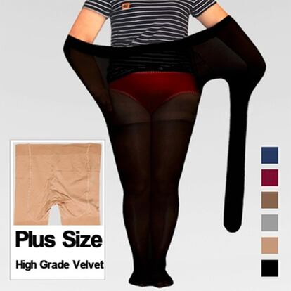 En otra de las imágenes una modelo demuestra que puede meterse entera en una de las piernas de los panties.