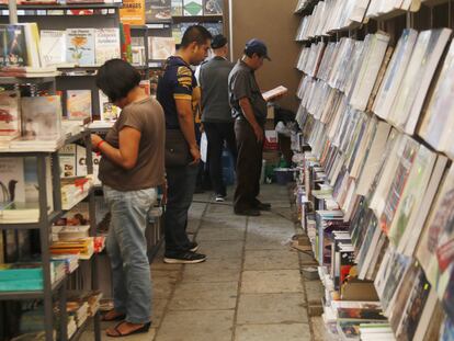 Visitantes a la Feria del Libro de Oaxaca.