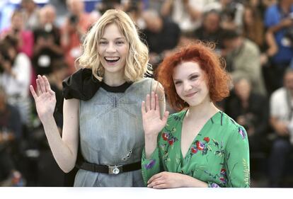 La actriz Victoria Miroshnichenko (a la izquierda) y Vasilisa Perelygina saludan durante el 'photocall' de la película 'Beanpole'.