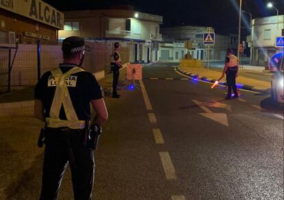 Imagen de la policía local de Sueca durante un control.