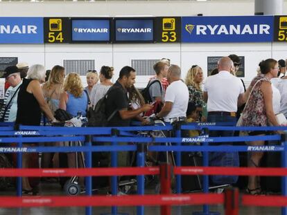 Viatgers en els mostradors de Ryanair en l'aeroport d'Alacant.