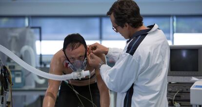 Ben Foster, como Lance Armstrong, y Guillaume Canet como el doctor Ferrari en 'The program (El ídolo)'.
