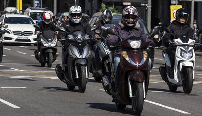 Motos per un carrer a Barcelona.