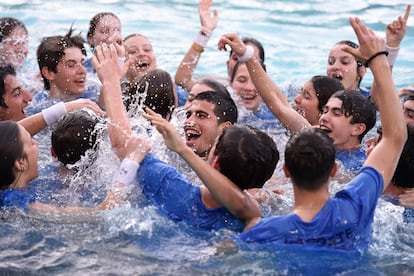 Carlos Alcaraz se baña en la piscina del RCTB con los recogepelotas del torneo de Barcelona.