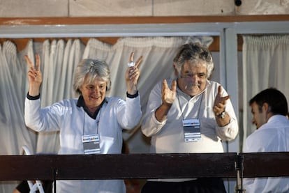 José Mujica y la diputada Lucía Topolanski, saludan a la multitud de seguidores desde el balcón del hotel donde el Frente Amplio basó su sede de campaña, el 31 de octubre de 2004, en Montevideo (Uruguay).