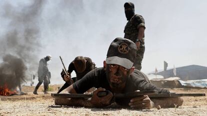 Un joven practica con un rifle de madera durante un entrenamiento militar de verano organizado por el grupo Yihad Islámica, en Gaza, Palestina.
 
 