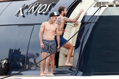 Lukas Vázquez, con Ramos, en el barco que alquilaron para navegar por aguas de Ibiza.