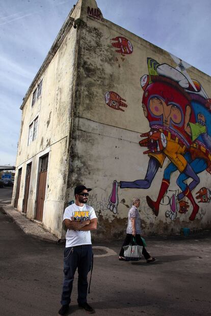 <p><b>Mar</b></p><p> Un hombre lleva rato delante del mural de Gonçalo Mar. Al final se decide. “¿Es usted el que ha hecho eso? ¿Qué es?”. “Es la lucha del bien y del mal representados por el Capitán América, de azul,  y por Magneto, de rojo. No vence ni uno ni otro. Y arriba hay una estrella, el Nirvana, el equilibrio en un universo de luchas constantes entre las dos fuerzas”. El hombre se aleja sin decir nada.</p><p> Mar está acostumbrado, le gusta esta cercanía. “Es un público que te dice la verdad, que no te debe nada, que se muestra orgulloso, por un lado, porque a su barrio lleguen artistas y, por otro, porque quieren participar y formar parte de ello”.</p><p> Mar proviene de las ciudades dormitorio de la Gran Lisboa, un vivero del movimiento callejero.  “Me inicié en 1997 pintando letras, pero pronto me di cuenta de que eso no decía nada a la gente. Solo al mismo movimiento. Necesitaba llegar a otros”.</p><p> Mar ha pintado Portugal de norte a sur y en muchos países europeos, además de Turquía y Marruecos. Hace tiempo que su trabajo derivó hacia el dibujo figurativo, muy de cómic. “Trabajé dos años en un estudio de animación e incorporé el estilo a mis murales”.</p><p> El señor ha vuelto. Le da la mano a Mar: “Le felicito, me gusta mucho”.</p>