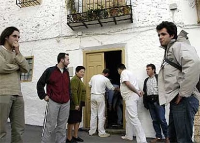 Varias personas esperan para entrar en la casa de las <i>caras de Bélmez.</i>