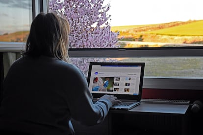 Una mujer teletrabaja desde un pueblo en la provincia de Segovia.