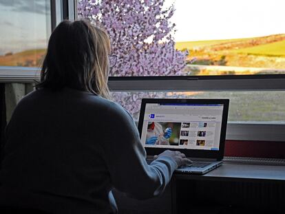 Una mujer teletrabaja desde un pueblo en la provincia de Segovia.