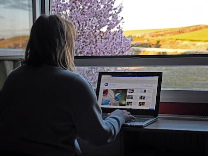 Una mujer teletrabaja desde un pueblo en la provincia de Segovia.