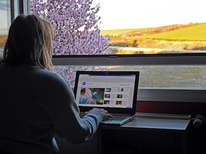 Una mujer teletrabaja desde un pueblo en la provincia de Segovia.