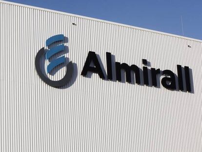 El CEO de Almirall invierte 500.000 euros en acciones 10 días antes de dejar el cargo