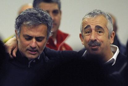 Mourinho y Preciado, abrazados tras un partido entre el Real Madrid y el Sporting de Gijón.