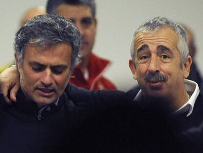 Mourinho y Preciado, abrazados tras un partido entre el Real Madrid y el Sporting de Gijón.