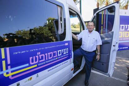 El alcalde de Tel Aviv, Ron Huldai, posa en el lanzamiento de los nuevos autobuses de transporte público durante Shabat.