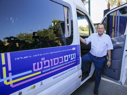 El alcalde de Tel Aviv, Ron Huldai, posa en el lanzamiento de los nuevos autobuses de transporte público durante Shabat.