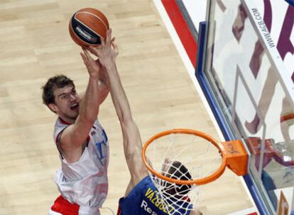 Fran Vázquez tapona un tiro de Splitter.