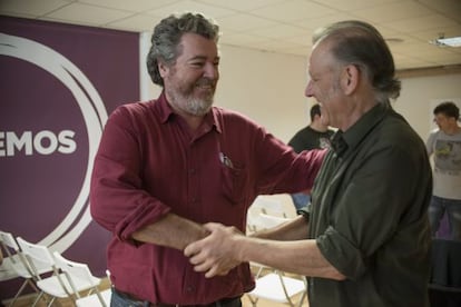 Juan López de Uralde, líder d'Equo, saluda Roberto Uriarte, secretari general de Podem Euskadi.