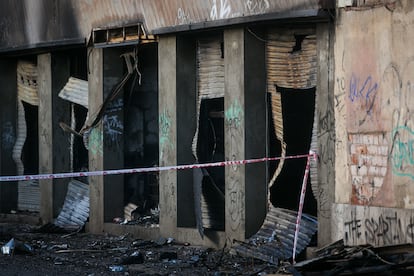 Exteriores de la nave incendiada en Badalona