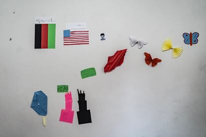 Banderas de Afganistán y de Estados Unidos hechas por niños refugiados en Ciudad de México.