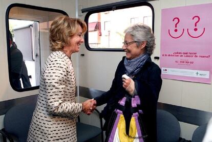Esperanza Aguirre saluda a una ciudadana en una unidad móvil de mamografías.