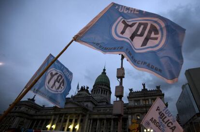 Manifestaci&oacute;n en apoyo de la decisi&oacute;n de nacionalizar YPF en Buenos Aires. 