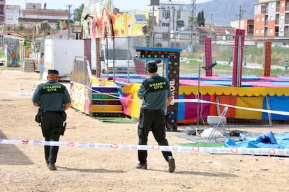 Agentes de la Guardia Civil precintan este domingo las camas elásticas del recinto ferial de Alquerías.