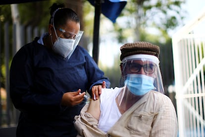 Una sanitaria vacuna a una persona contra la influenza en el marco de la campaña de vacunación contra esa enfermedad.