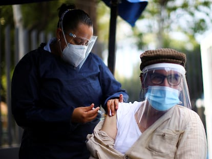 Una empleada sanitaria vacuna a un hombre contra la influenza estacional, en Ciudad de México, el 1 de octubre de 2020.