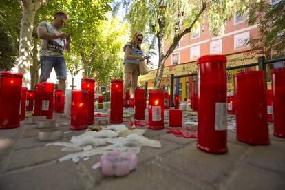 Velas en homenaje a las dos jóvenes asesinadas en Cuenca frente a la casa donde vivía una de ellas.