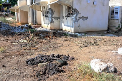 El cuerpo sin vida de un miembro de Hamás yace cerca de las casas del kibutz de Kfar Aza.
