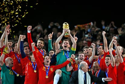 Casillas, capitán de España, levanta la Copa del Mundo de Sudáfrica 2010.