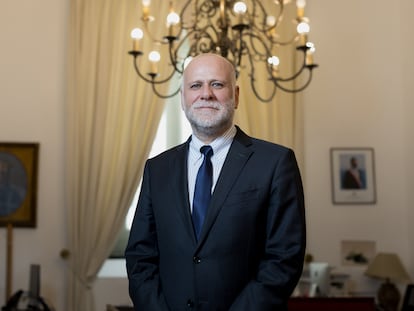Álvaro Elizalde, ministro de la Segpres, en su oficina en el Palacio de la Moneda, Santiago de Chile el 21 de diciembre 2023.