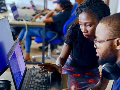 Dos participantes en un 'bootcamp' de Programación, en Lagos (Nigeria).
