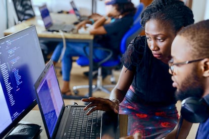 Dos participantes en un 'bootcamp' de Programación, en Lagos (Nigeria).