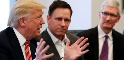 El presidente de EE UU, Donald Trump, durante una reunión el pasado diciembre con el fundador de Paypal, Peter Thiel, y el presidente de Apple, Tim Cook
