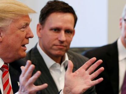 El presidente de EE UU, Donald Trump, durante una reunión el pasado diciembre con el fundador de Paypal, Peter Thiel, y el presidente de Apple, Tim Cook