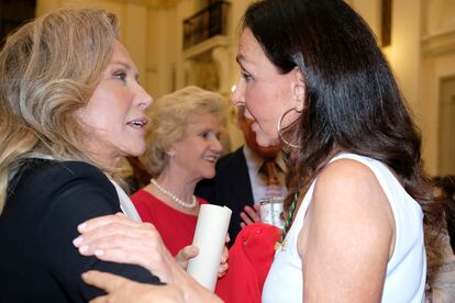 Esther María Koplowitz (a la derecha) durante la ceremonia de Ingreso en la Real Academia de Bellas Artes San Fernando de su hermana Alicia Koplowitz, en junio de 2023.