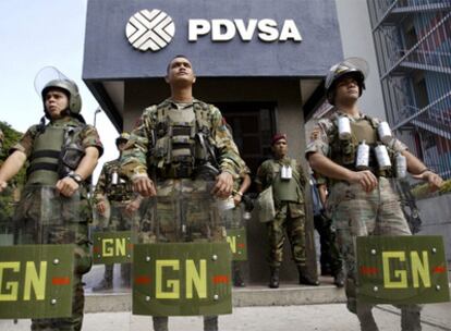 Policías protegen una sede de PDVSA en Caracas durante una huelga en diciembre de 2002.