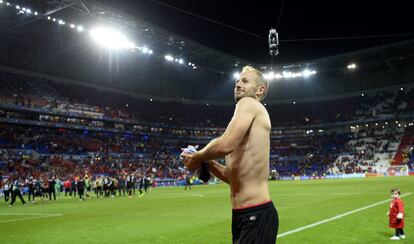 Migjen Basha regala su camiseta a los aficionados de Albania que se deslazaron hasta Lyon. 