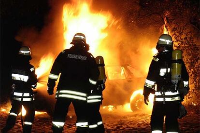 Los bomberos apagan un coche incendiado en Berln a primeras horas del pasado da 9.