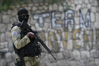 Un policía vigila el lugar donde fue asesinado el presidente haitiano Jovenel Moïse en Puerto Príncipe.